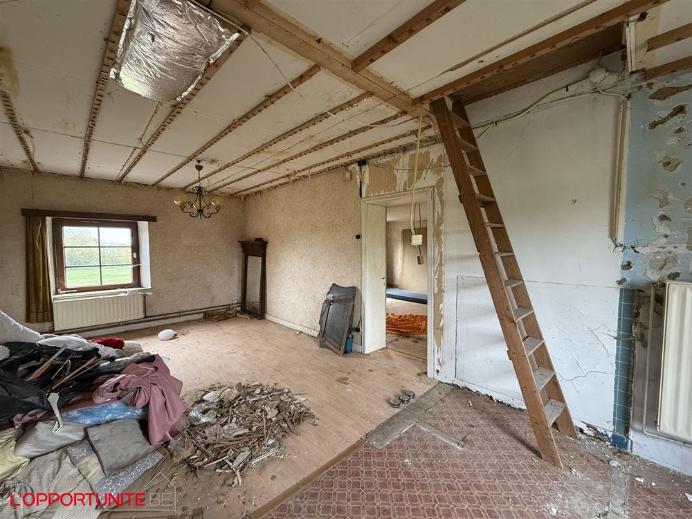 Exceptionnelle fermette de 1850 entièrement à renover, splendide grange, étable, terrain de 40 ares.