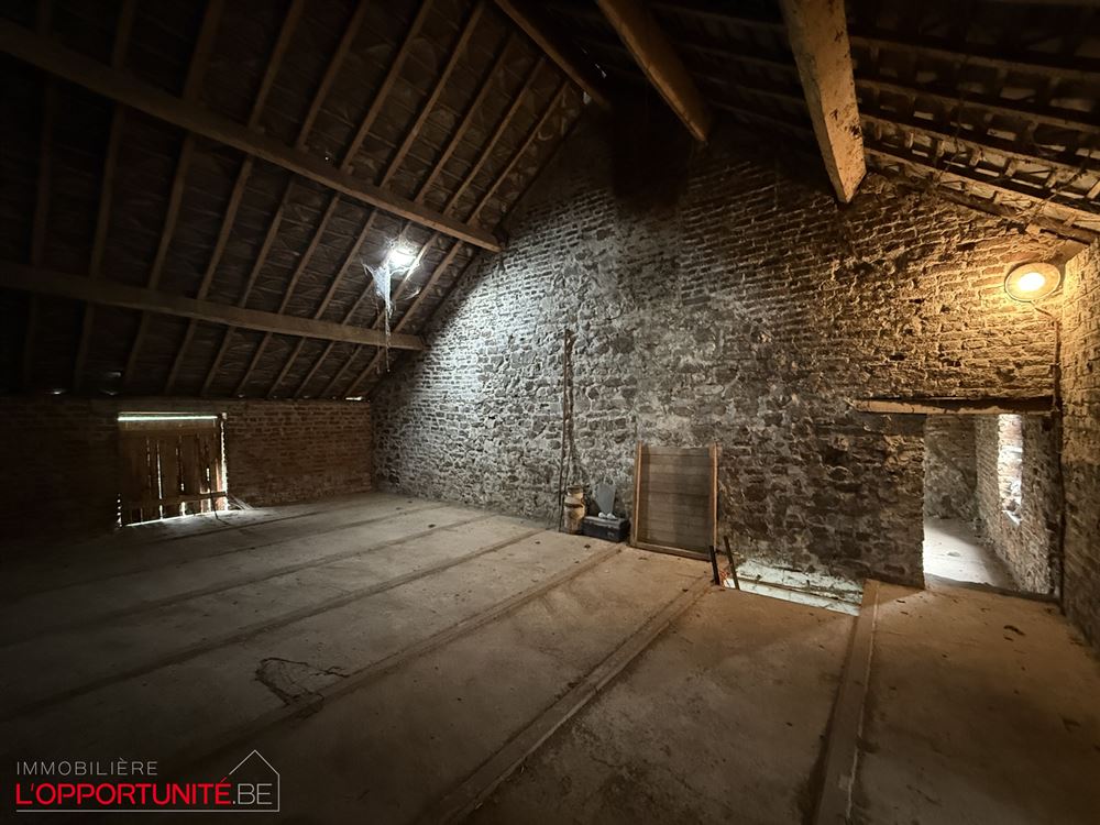 Exceptionnelle fermette de 1850 entièrement à renover, splendide grange, étable, terrain de 40 ares.