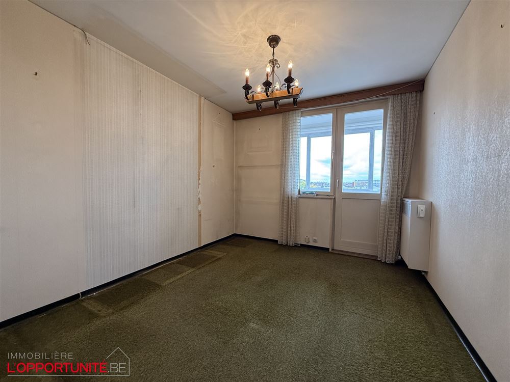 Magnifique appartement PEB B à renover, 4 chambres, garage et caves.