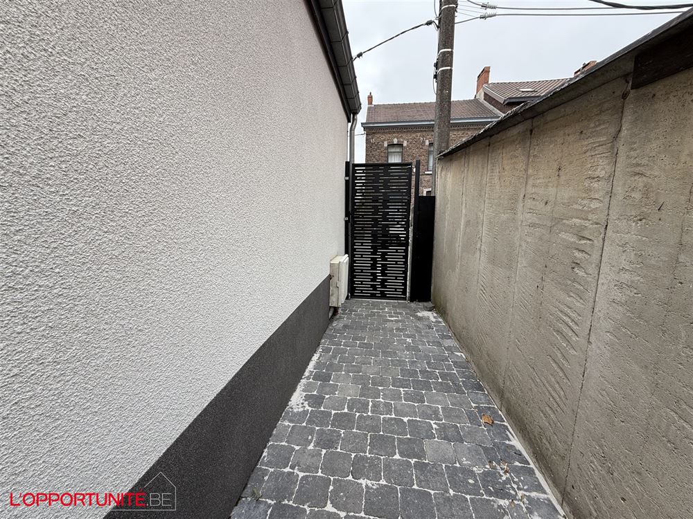 RARE maison une chambre, 4 façades de plain pied totalement renovée avec passage lateral privatif et jardin.