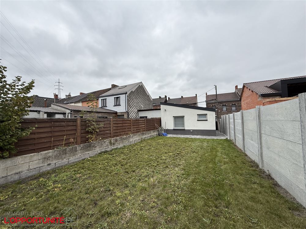 RARE maison une chambre, 4 façades de plain pied totalement renovée avec passage lateral privatif et jardin.