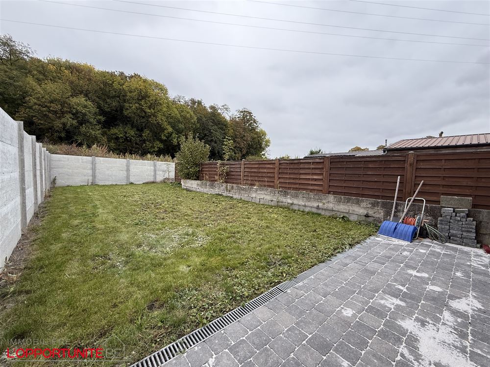 RARE maison une chambre, 4 façades de plain pied totalement renovée avec passage lateral privatif et jardin.