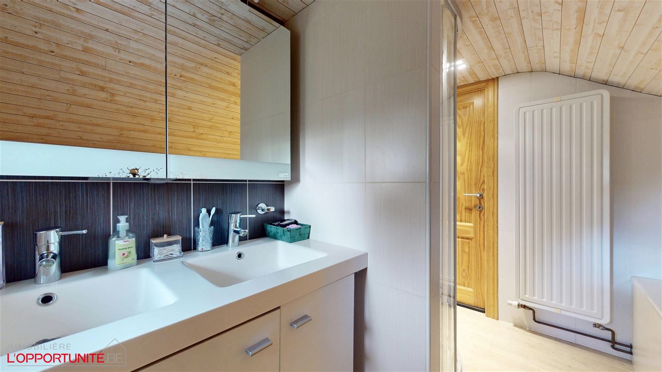 Magnifique maison rénovée, 3 chambres, PEB C, élec conforme, 2 clim réversibles. beau jardin et passage latéral.