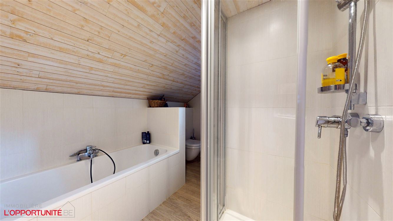 Magnifique maison rénovée, 3 chambres, PEB C, élec conforme, 2 clim réversibles. beau jardin et passage latéral.