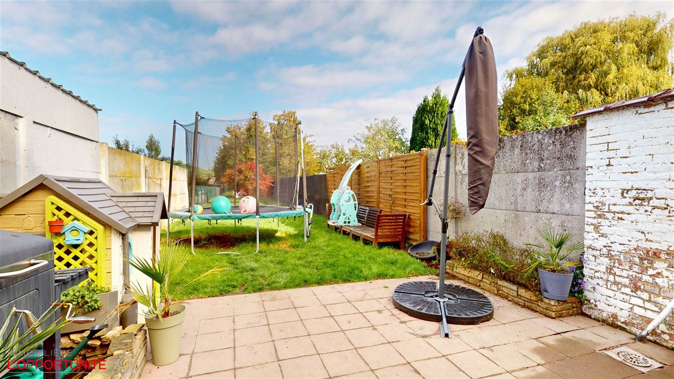 Magnifique maison deux chambres, grenier amenageable, terrasse et beau jardin.