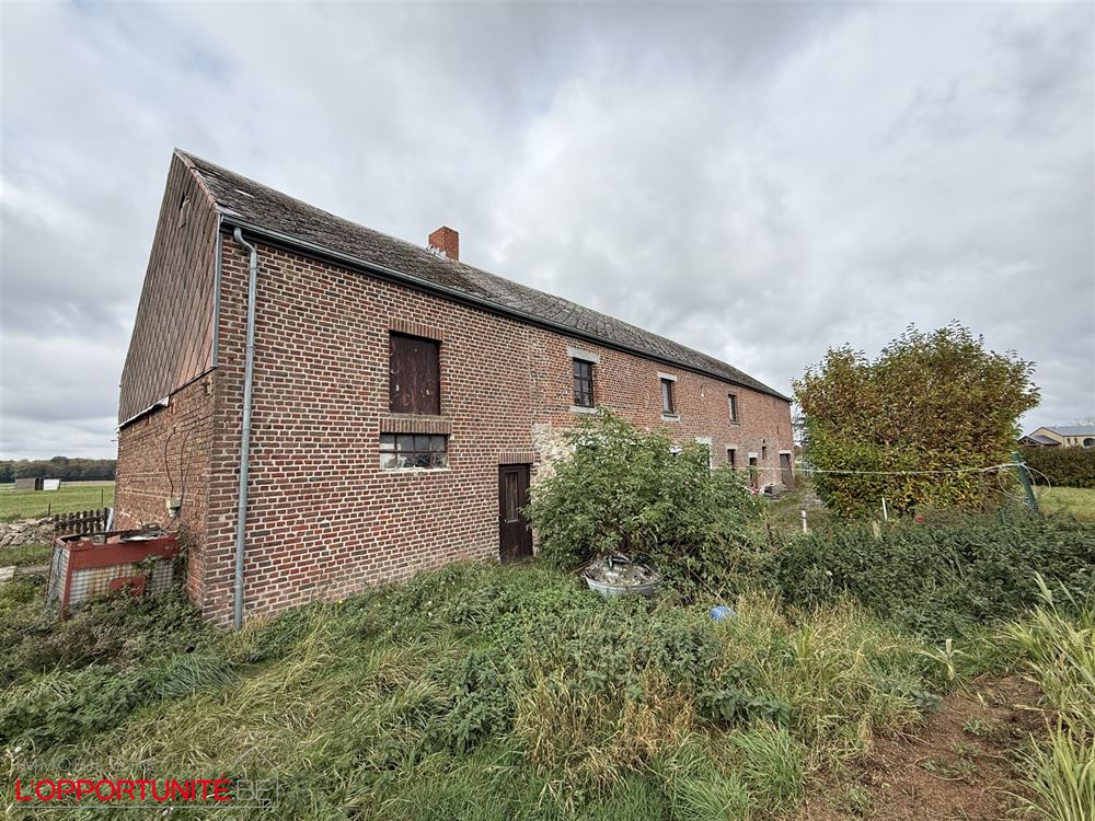 Exceptionnelle fermette de 1850 entièrement à renover, splendide grange, étable, terrain de 40 ares.