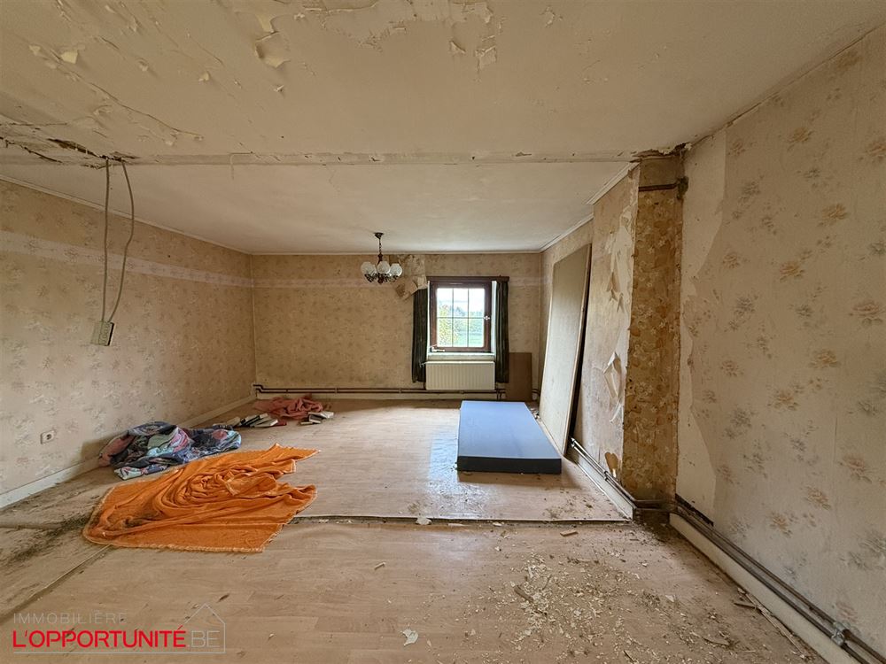 Exceptionnelle fermette de 1850 entièrement à renover, splendide grange, étable, terrain de 40 ares.