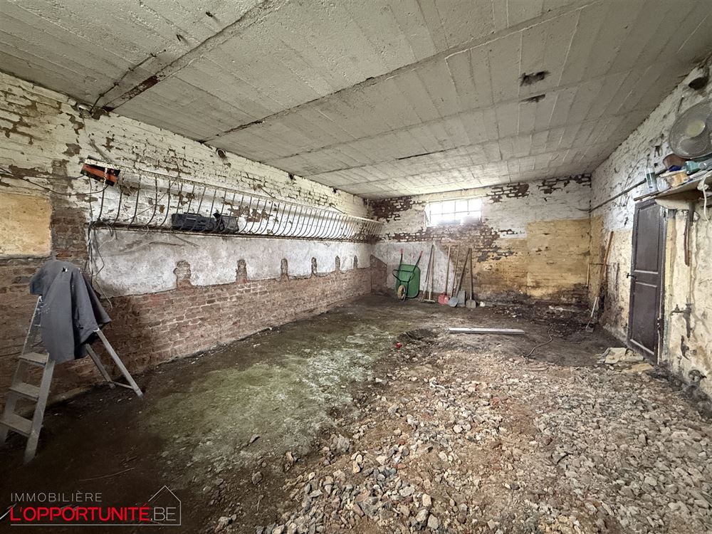 Exceptionnelle fermette de 1850 entièrement à renover, splendide grange, étable, terrain de 40 ares.