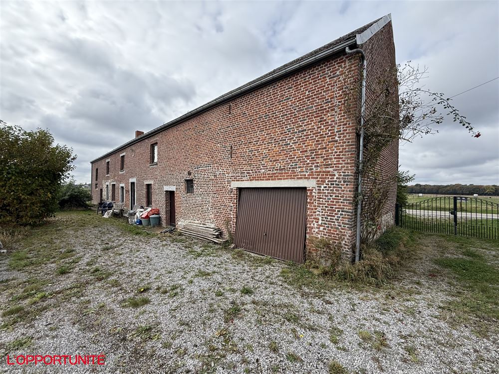 Exceptionnelle fermette de 1850 entièrement à renover, splendide grange, étable, terrain de 40 ares.
