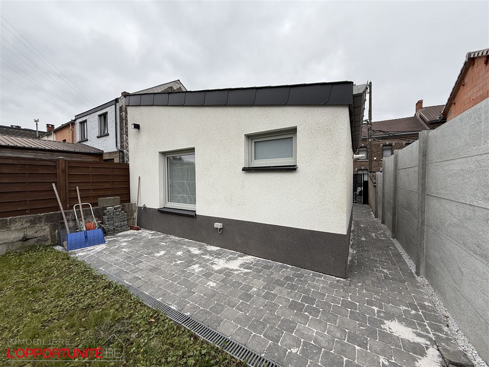 RARE maison une chambre, 4 façades de plain pied totalement renovée avec passage lateral privatif et jardin.