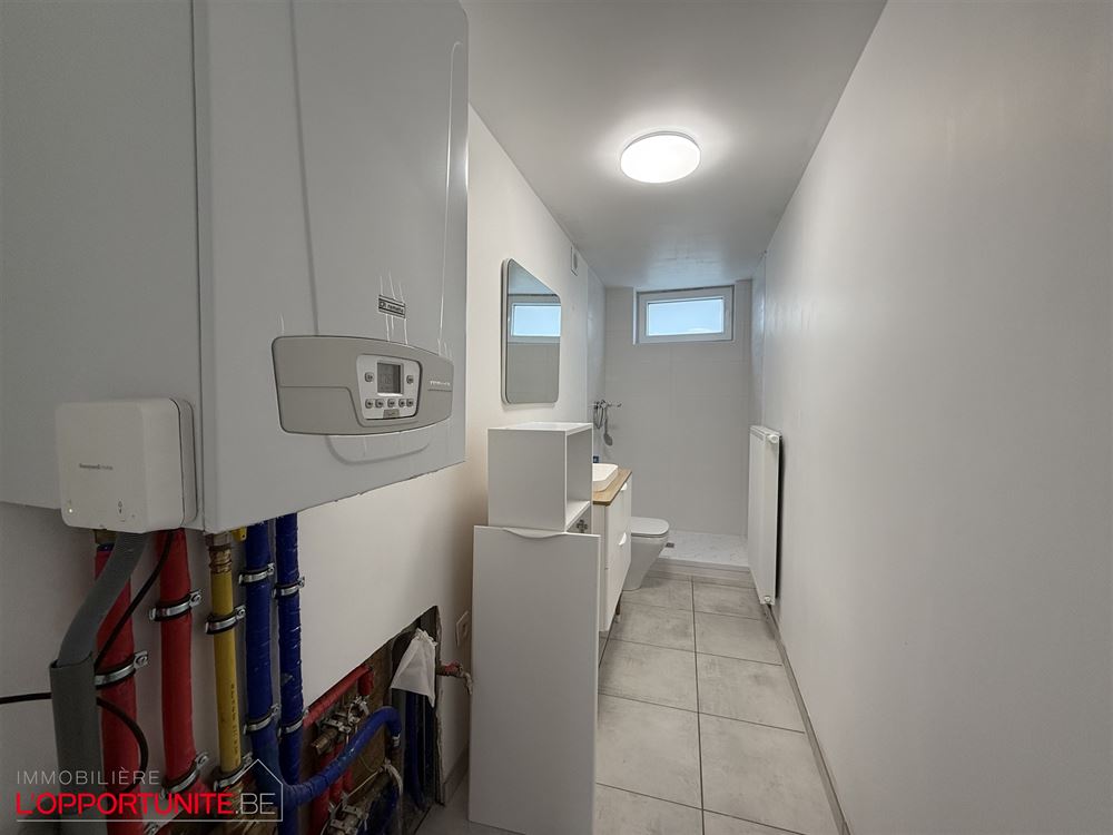 RARE maison une chambre, 4 façades de plain pied totalement renovée avec passage lateral privatif et jardin.