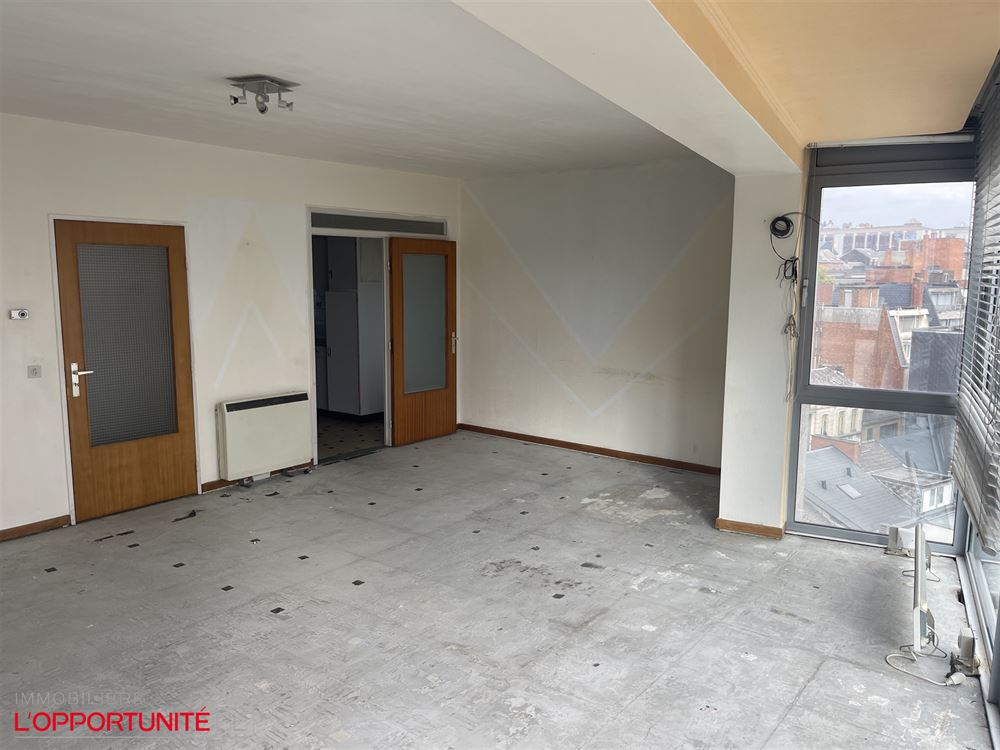 Grand et lumineux Appartement à rénover entièrement 