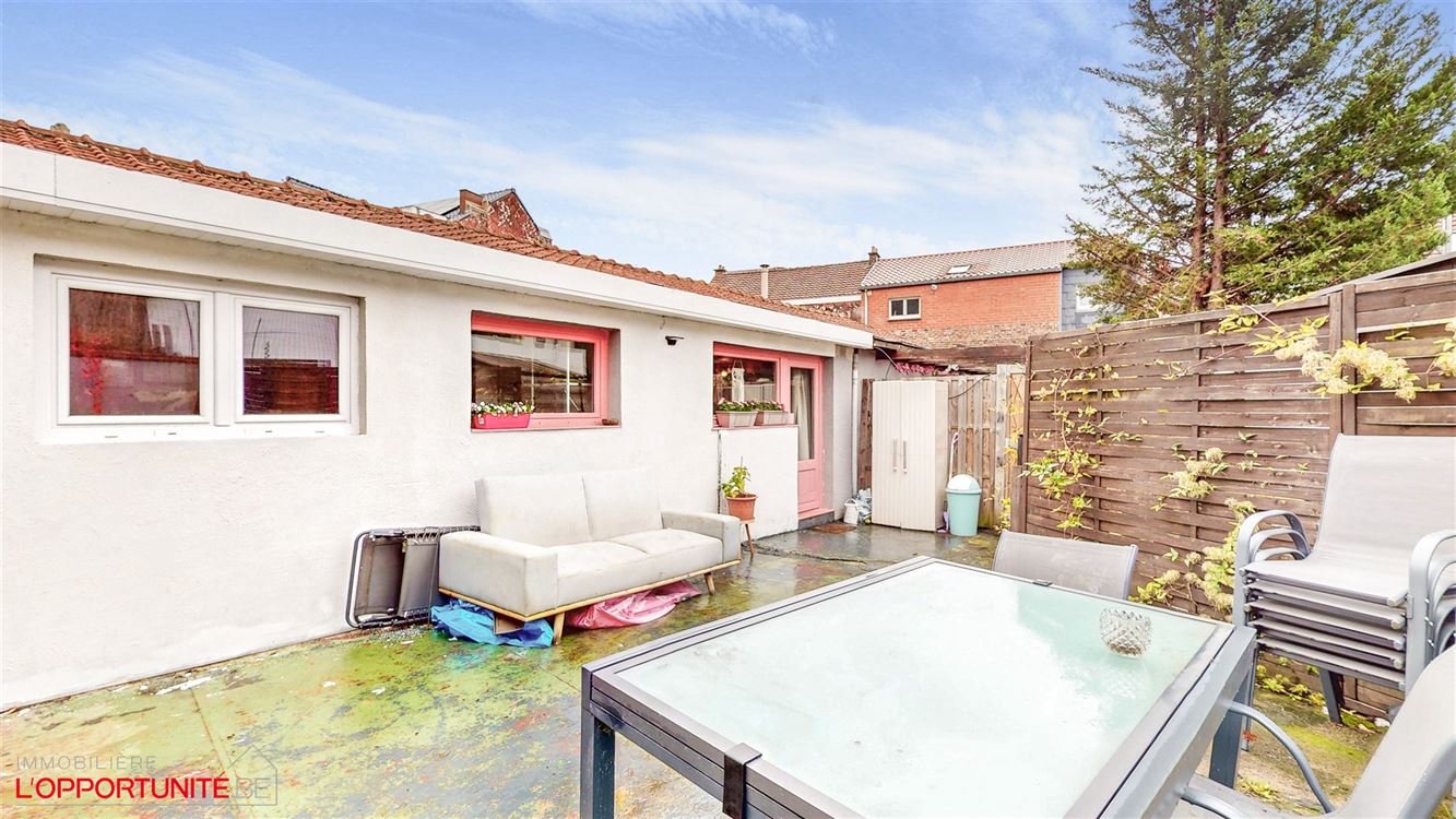 Magnifique appartement une chambre rénové, électricité conforme 2049 avec splendide terrasse et jardinet. Est considéré comme un studio dans l'acte de propriété.