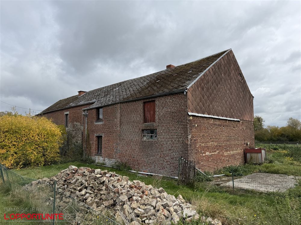 Exceptionnelle fermette de 1850 entièrement à renover, splendide grange, étable, terrain de 40 ares.