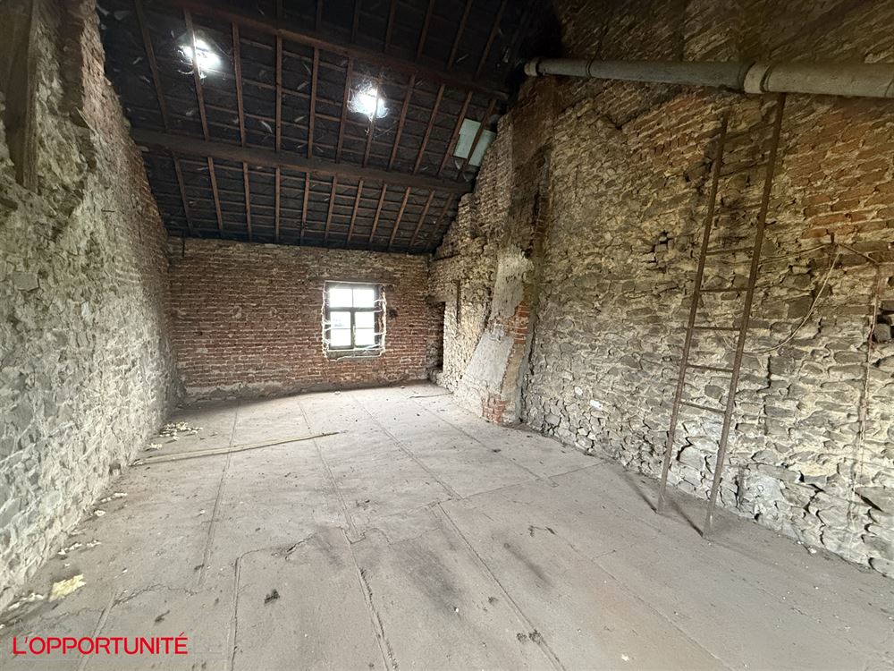 Exceptionnelle fermette de 1850 entièrement à renover, splendide grange, étable, terrain de 40 ares.