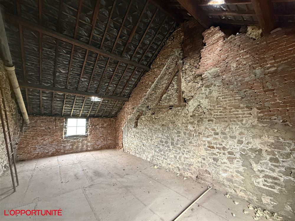 Exceptionnelle fermette de 1850 entièrement à renover, splendide grange, étable, terrain de 40 ares.