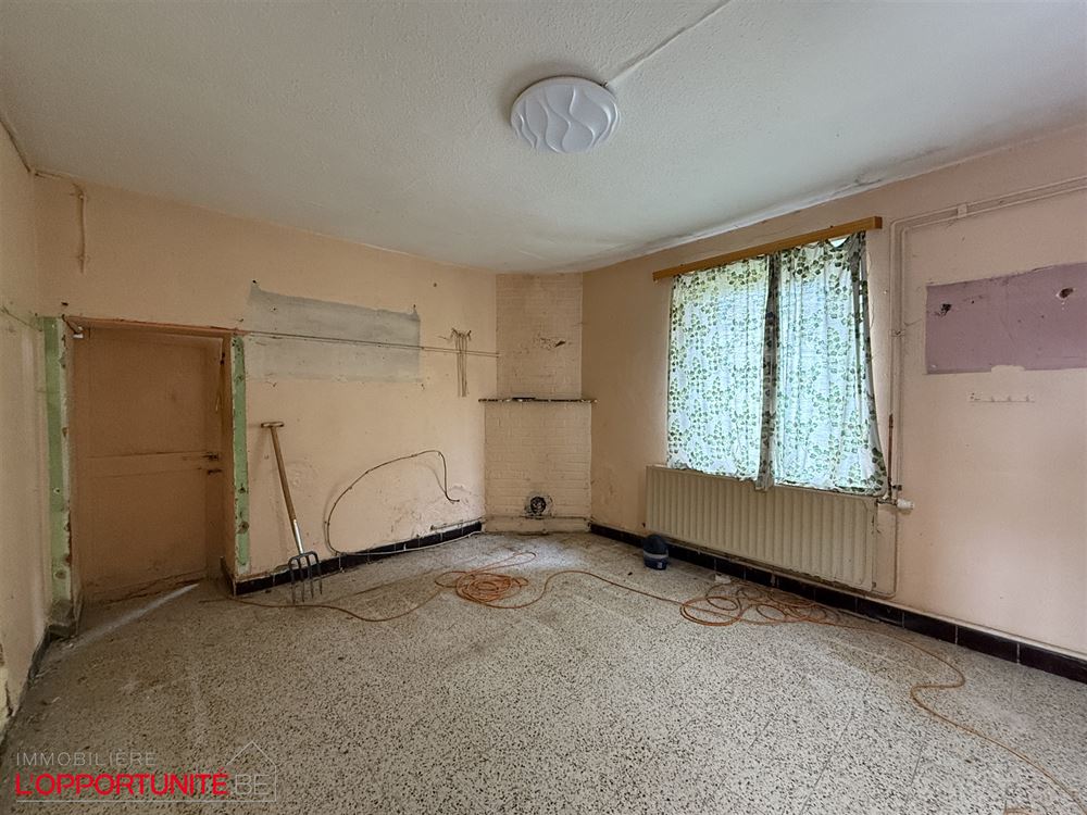 Exceptionnelle fermette de 1850 entièrement à renover, splendide grange, étable, terrain de 40 ares.