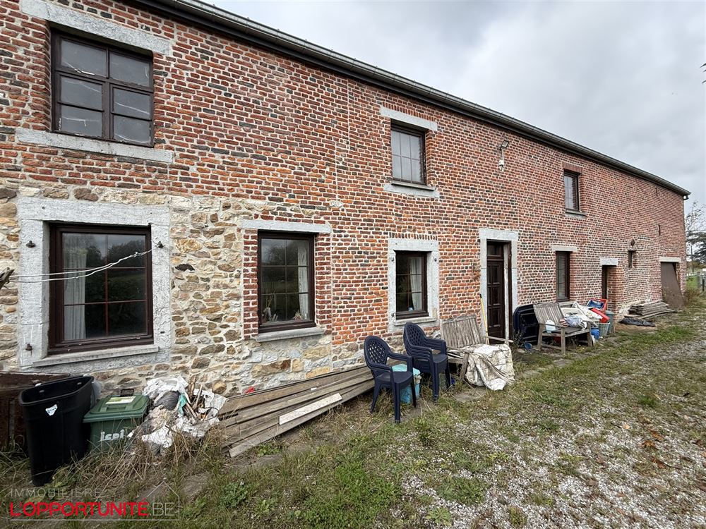 Exceptionnelle fermette de 1850 entièrement à renover, splendide grange, étable, terrain de 40 ares.