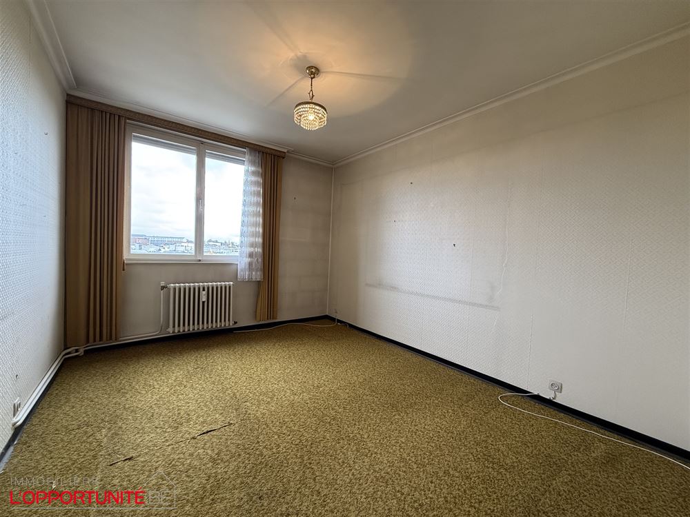 Magnifique appartement PEB B à renover, 4 chambres, garage et caves.