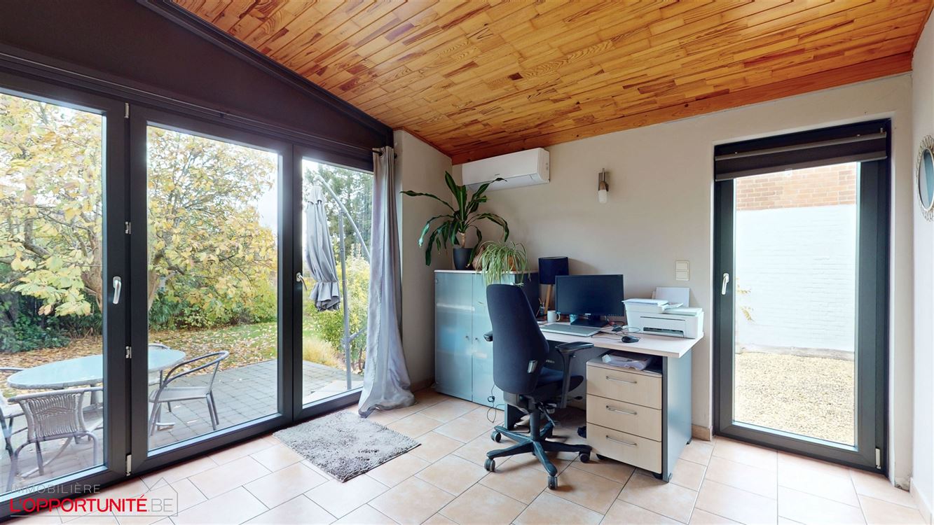 Magnifique maison rénovée, 3 chambres, PEB C, élec conforme, 2 clim réversibles. beau jardin et passage latéral.