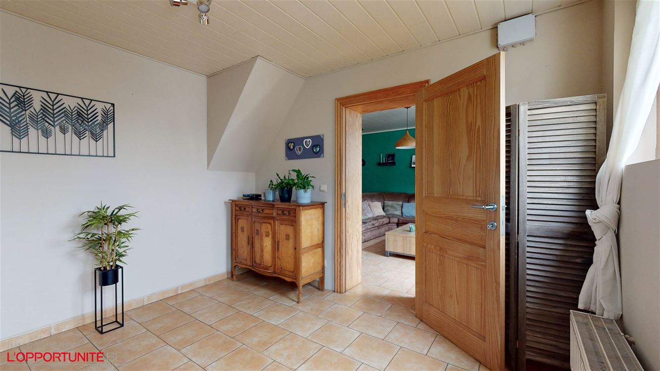 Magnifique maison rénovée, 3 chambres, PEB C, élec conforme, 2 clim réversibles. beau jardin et passage latéral.