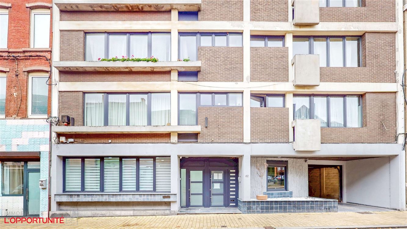 Luxueux appartement entièrement rénové avec gout, 3 chambres, 18 panneaux, électricité conforme 2047, terrasse et garage.