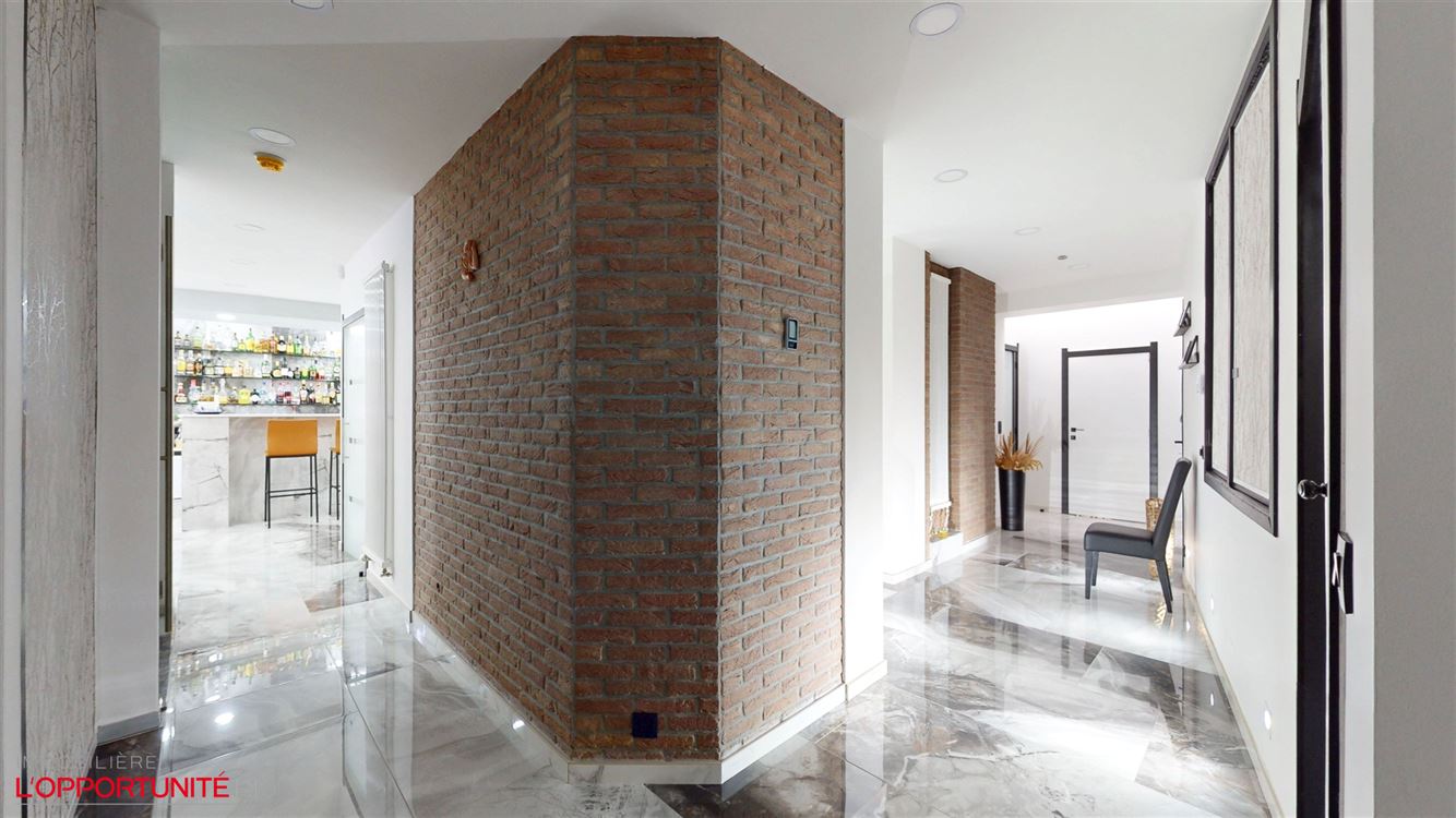 Luxueux appartement entièrement rénové avec gout, 3 chambres, 18 panneaux, électricité conforme 2047, terrasse et garage.