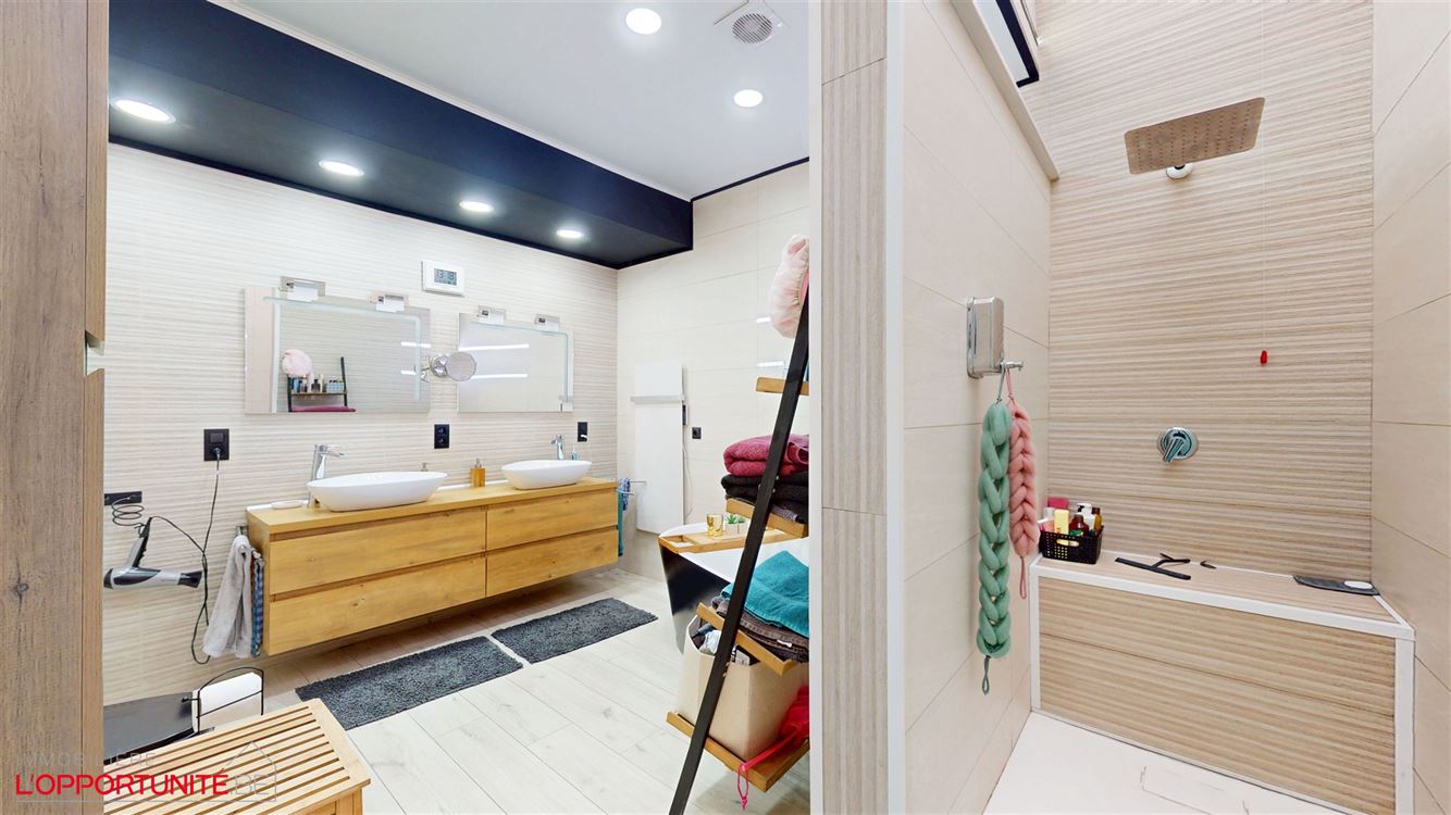 Luxueux appartement entièrement rénové avec gout, 3 chambres, 18 panneaux, électricité conforme 2047, terrasse et garage.