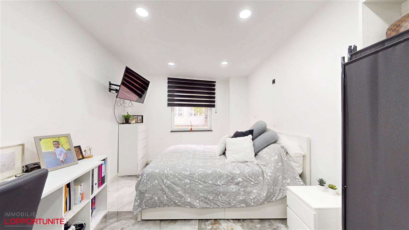 Luxueux appartement entièrement rénové avec gout, 3 chambres, 18 panneaux, électricité conforme 2047, terrasse et garage.