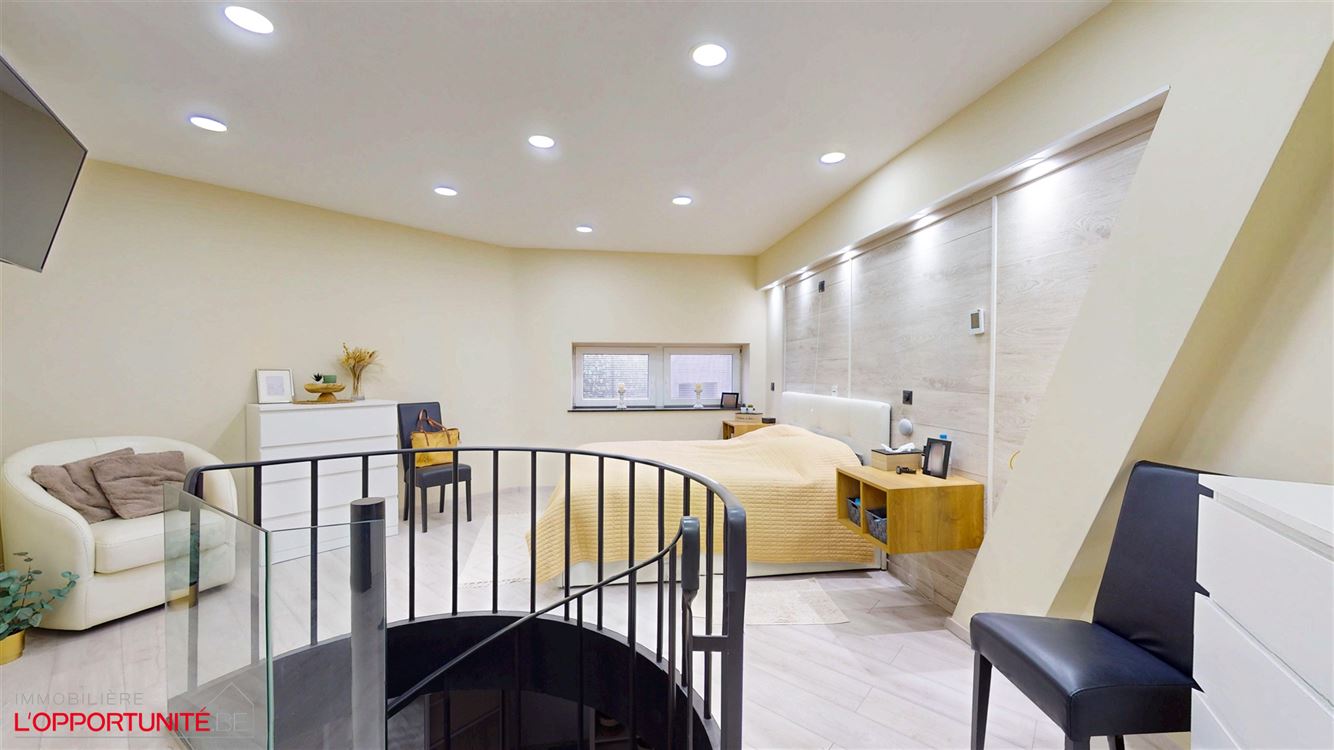 Luxueux appartement entièrement rénové avec gout, 3 chambres, 18 panneaux, électricité conforme 2047, terrasse et garage.