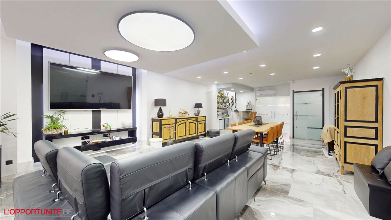 Luxueux appartement entièrement rénové avec gout, 3 chambres, 18 panneaux, électricité conforme 2047, terrasse et garage.