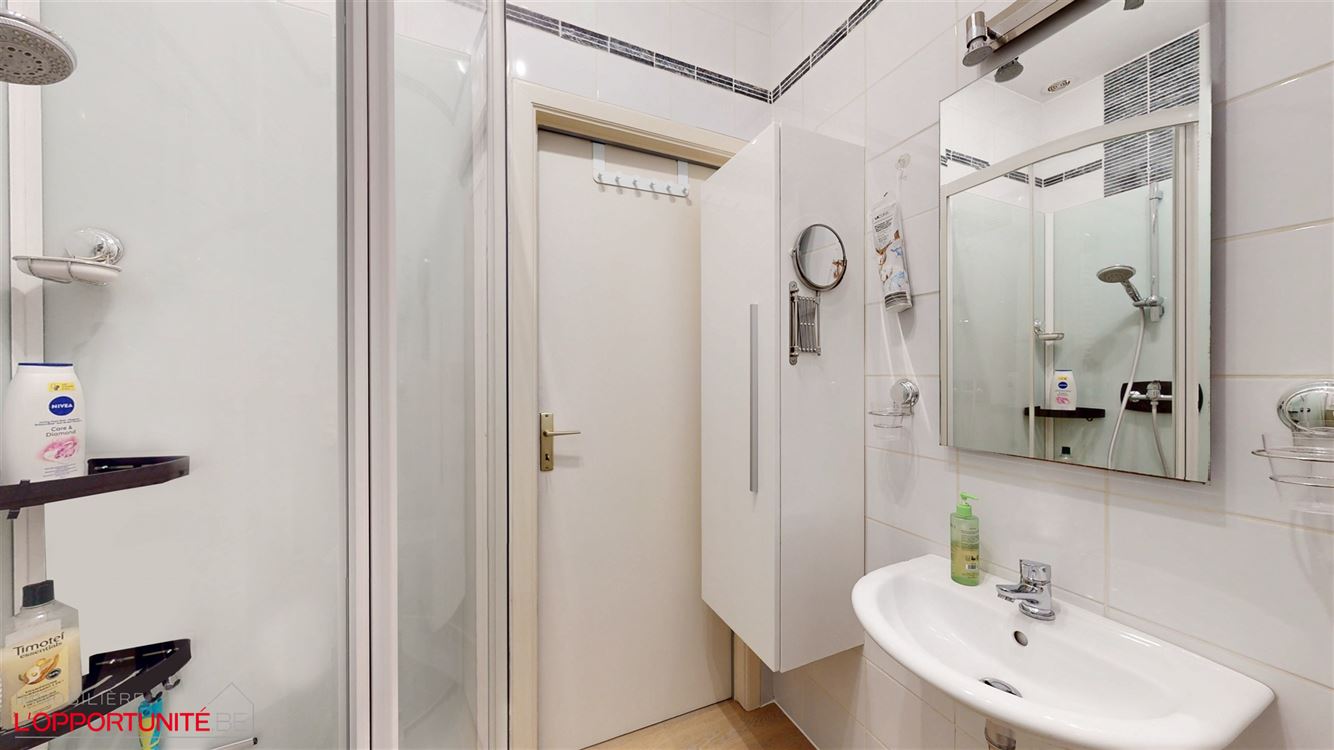 Magnifique maison bel étage, deux chambres, terrasse et garage.