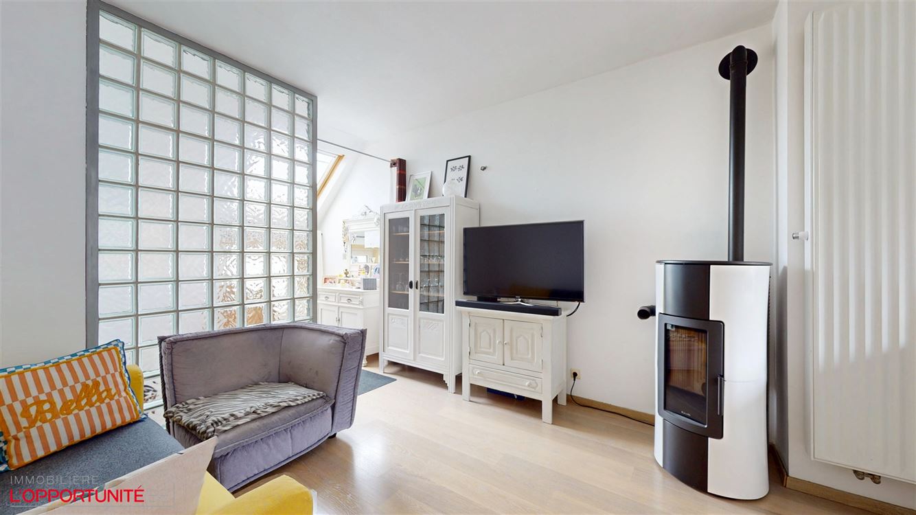 Magnifique maison bel étage, deux chambres, terrasse et garage.