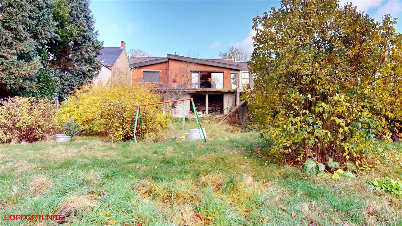 Belle maison 4 facades en bel étage inversé, deux chambres, magnifique jardin.