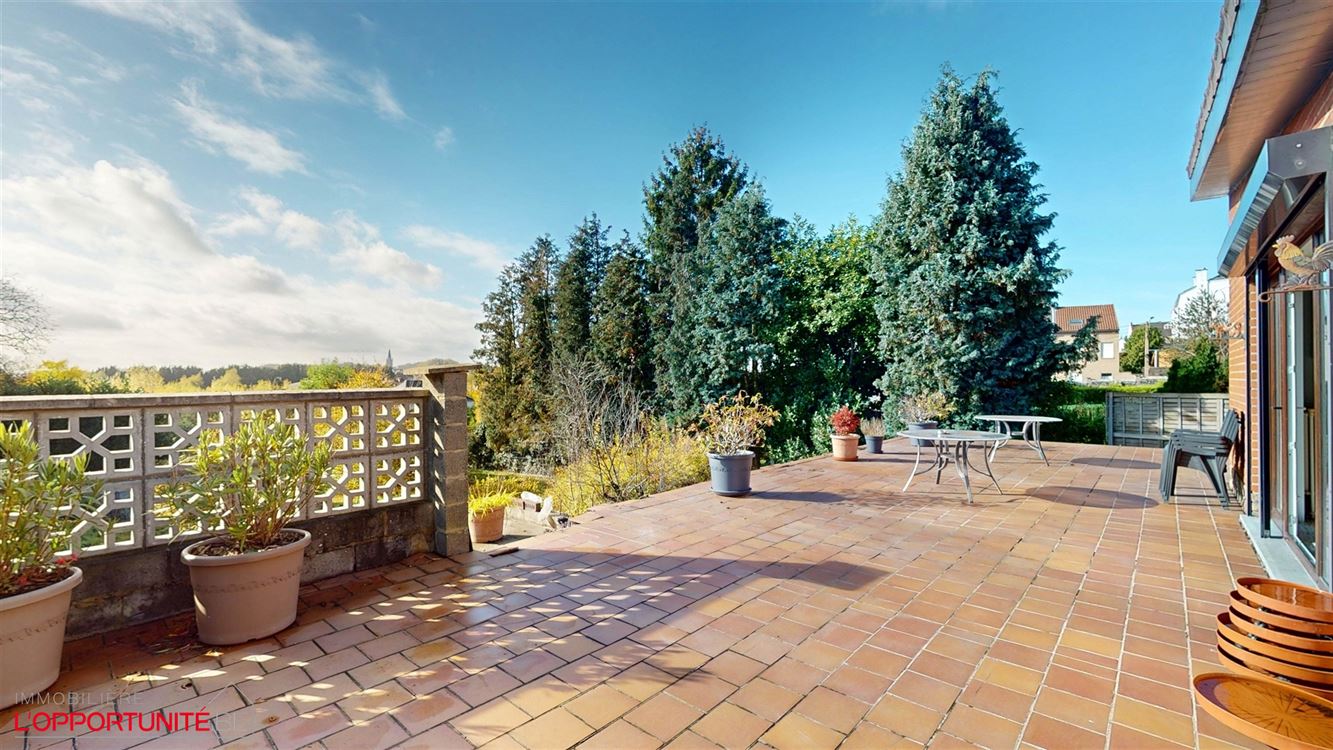 Belle maison 4 facades en bel étage inversé, deux chambres, magnifique jardin.