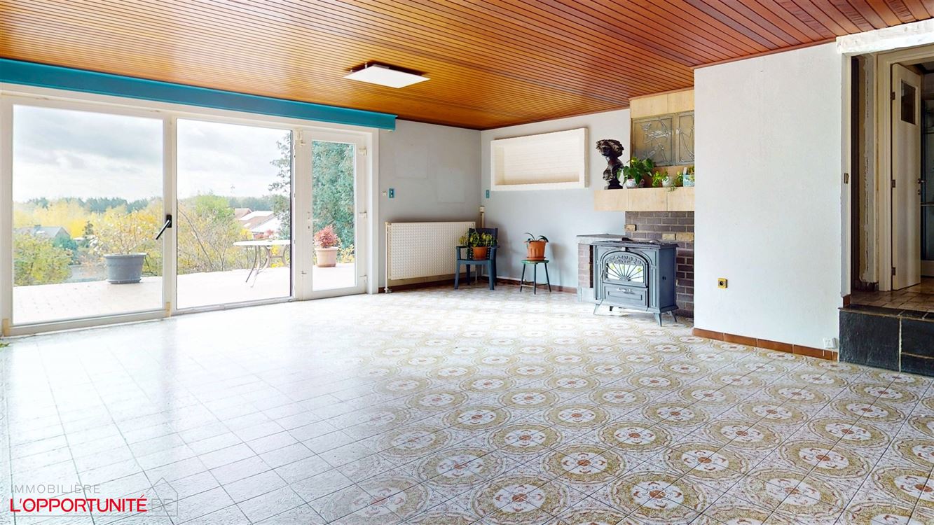 Belle maison 4 facades en bel étage inversé, deux chambres, magnifique jardin.