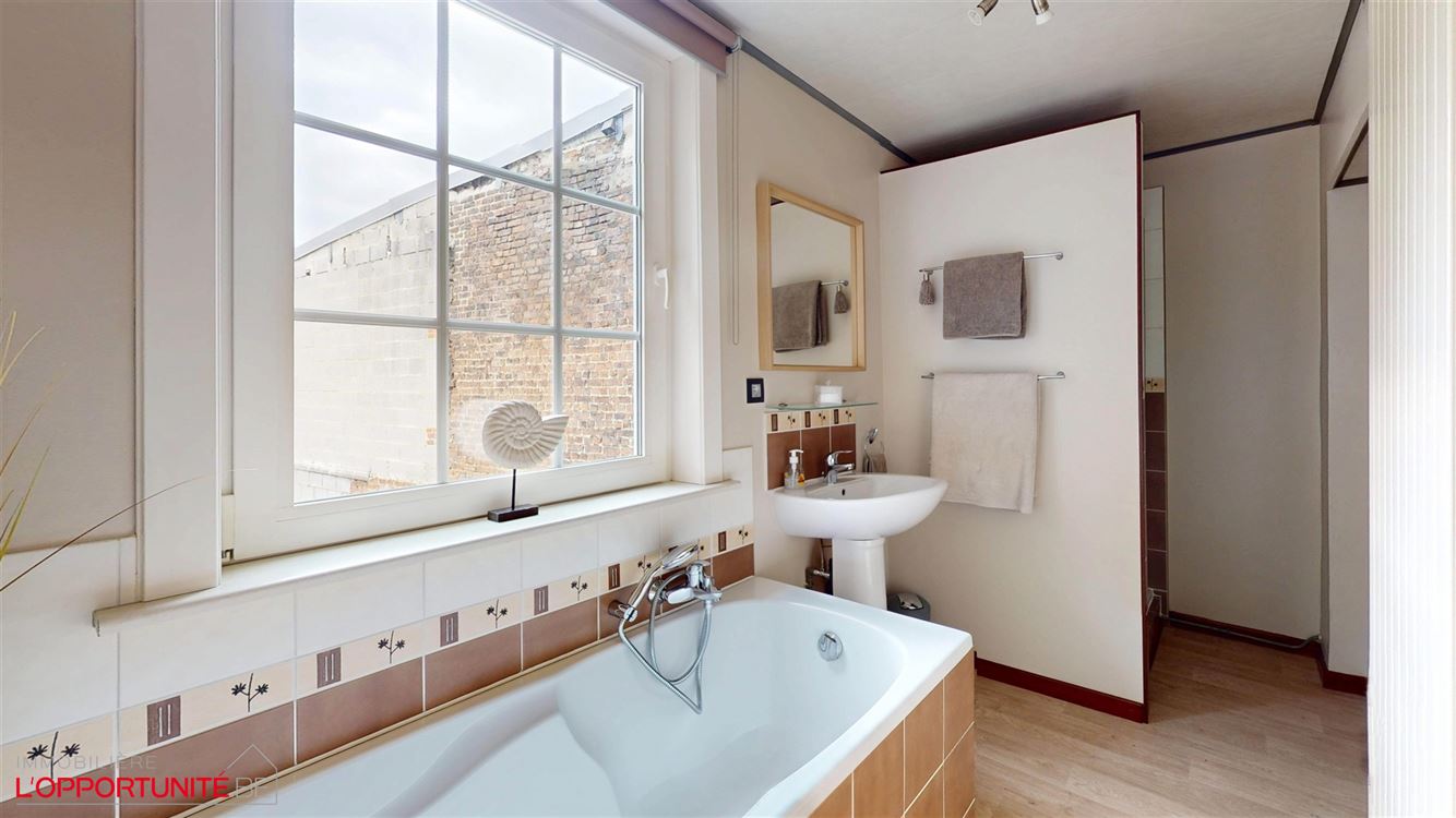 Splendide maison 3 chambres, 3 façades, passage latéral privatif, grenier, belle terrasse et magnifique jardin SUD.