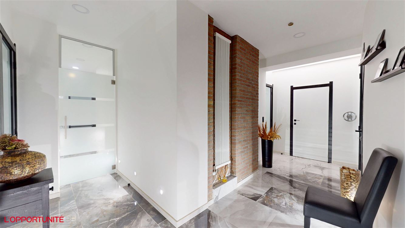 Luxueux appartement entièrement rénové avec gout, 3 chambres, 18 panneaux, électricité conforme 2047, terrasse et garage.