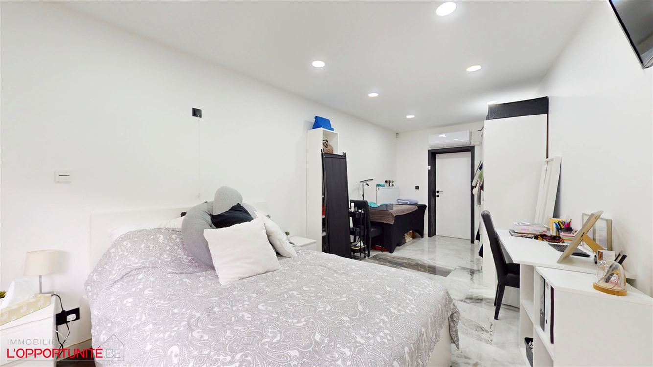 Luxueux appartement entièrement rénové avec gout, 3 chambres, 18 panneaux, électricité conforme 2047, terrasse et garage.