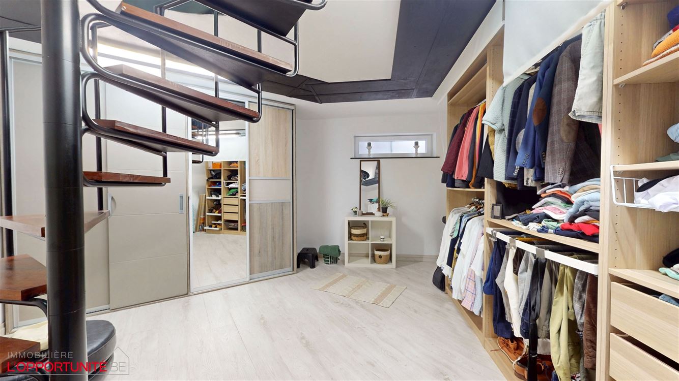 Luxueux appartement entièrement rénové avec gout, 3 chambres, 18 panneaux, électricité conforme 2047, terrasse et garage.