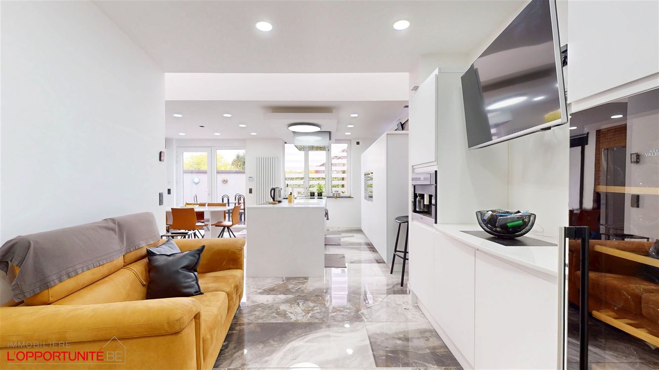 Luxueux appartement entièrement rénové avec gout, 3 chambres, 18 panneaux, électricité conforme 2047, terrasse et garage.