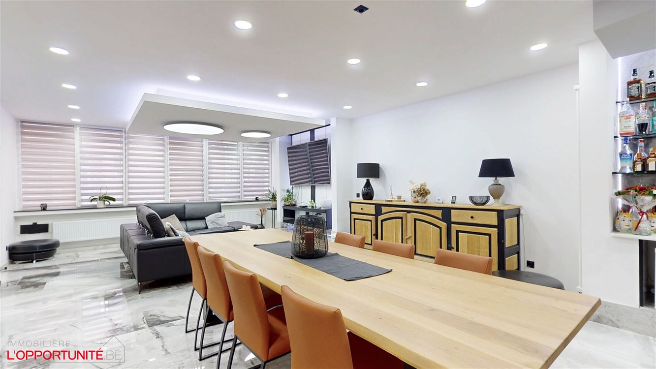 Luxueux appartement entièrement rénové avec gout, 3 chambres, 18 panneaux, électricité conforme 2047, terrasse et garage.