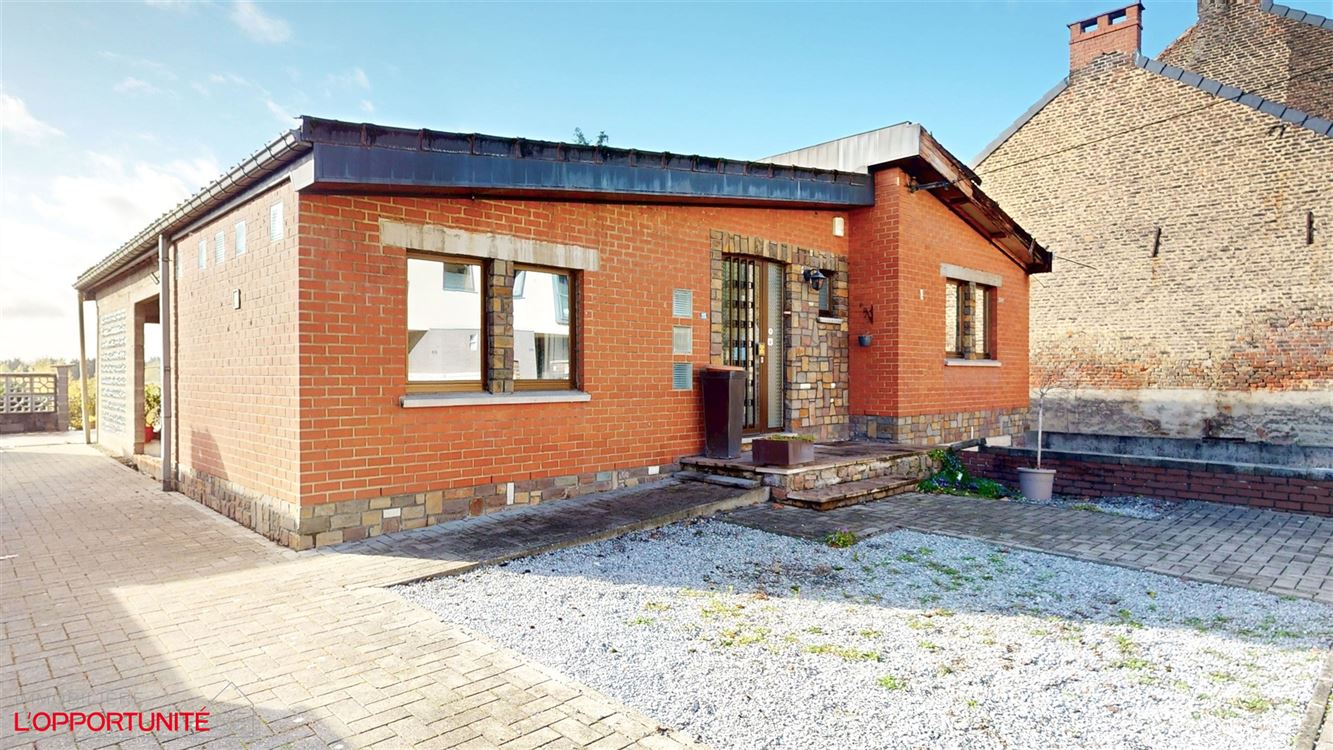 Belle maison 4 facades en bel étage inversé, deux chambres, magnifique jardin.