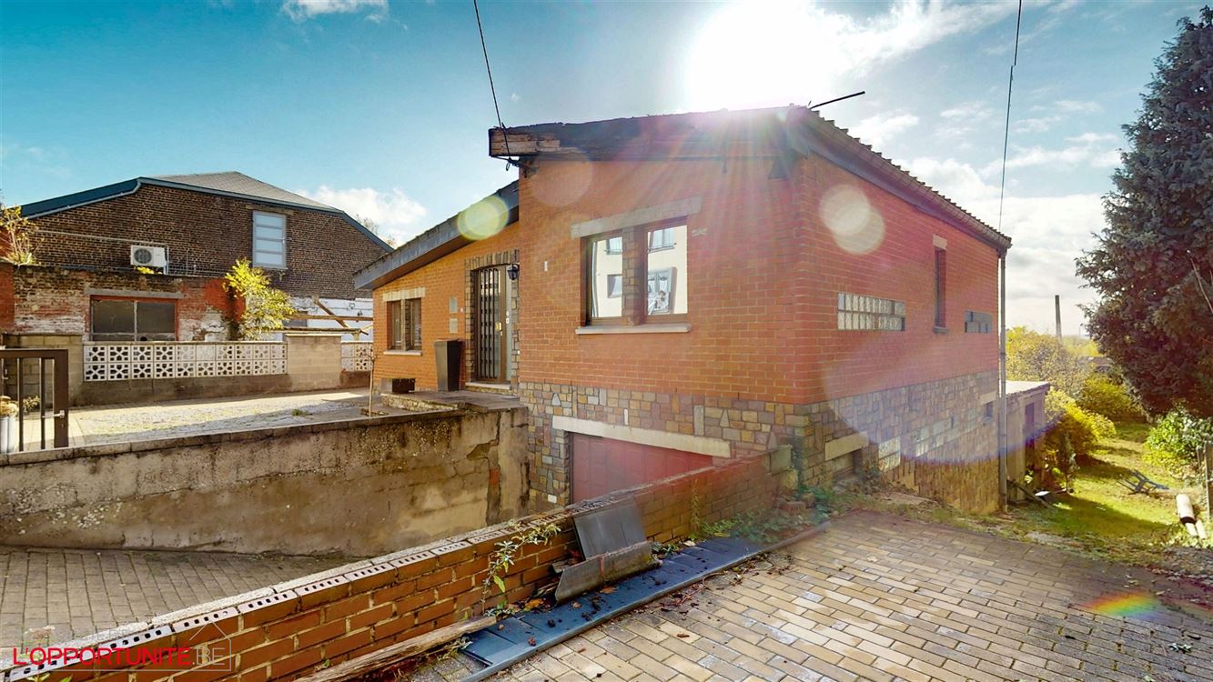 Belle maison 4 facades en bel étage inversé, deux chambres, magnifique jardin.