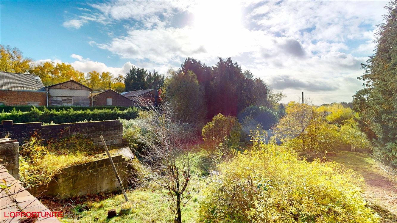 Belle maison 4 facades en bel étage inversé, deux chambres, magnifique jardin.