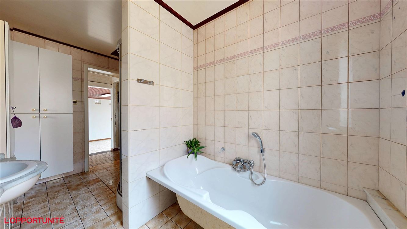 Belle maison 4 facades en bel étage inversé, deux chambres, magnifique jardin.