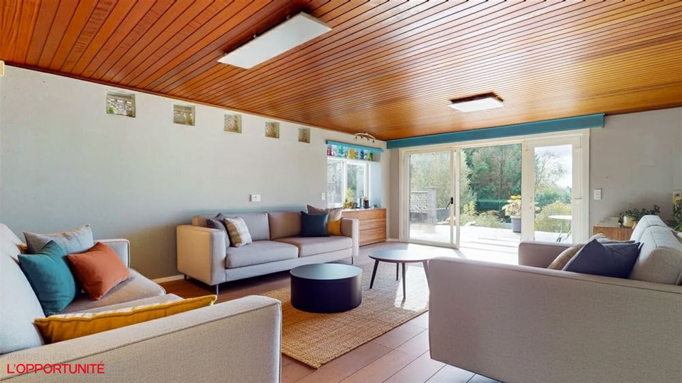 Belle maison 4 facades en bel étage inversé, deux chambres, magnifique jardin.