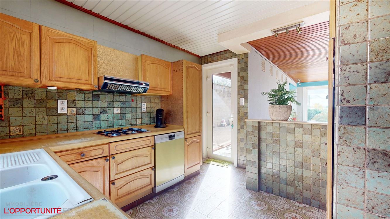 Belle maison 4 facades en bel étage inversé, deux chambres, magnifique jardin.