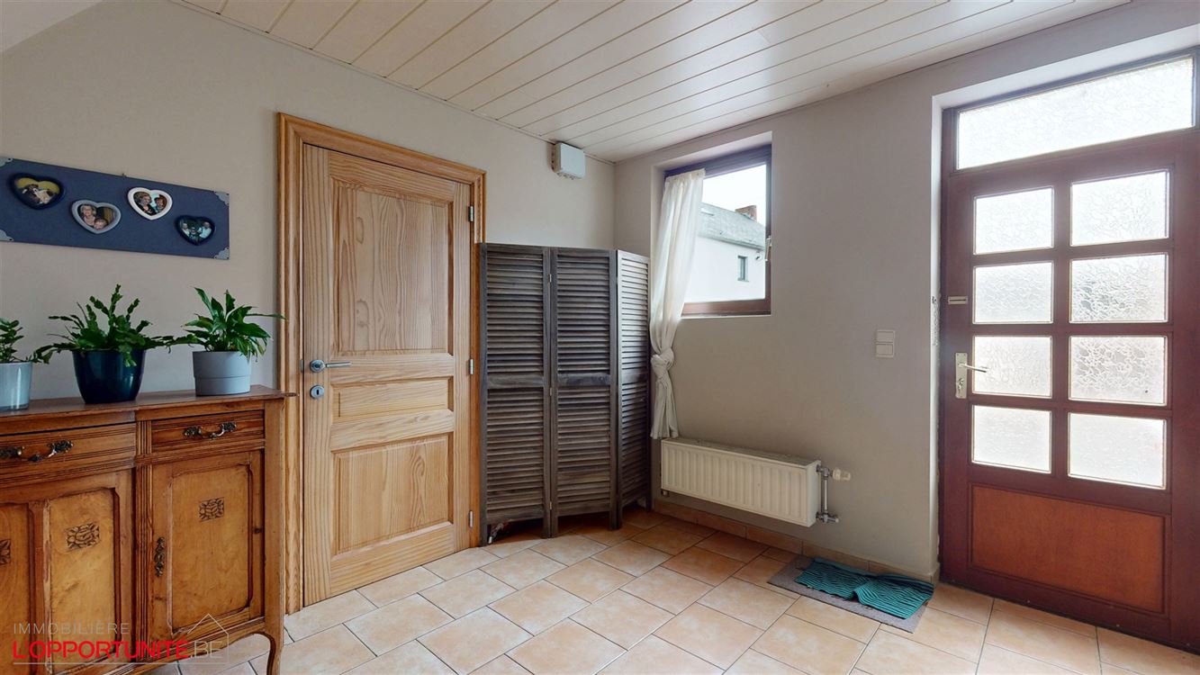 Magnifique maison rénovée, 3 chambres, PEB C, élec conforme, 2 clim réversibles. beau jardin et passage latéral.