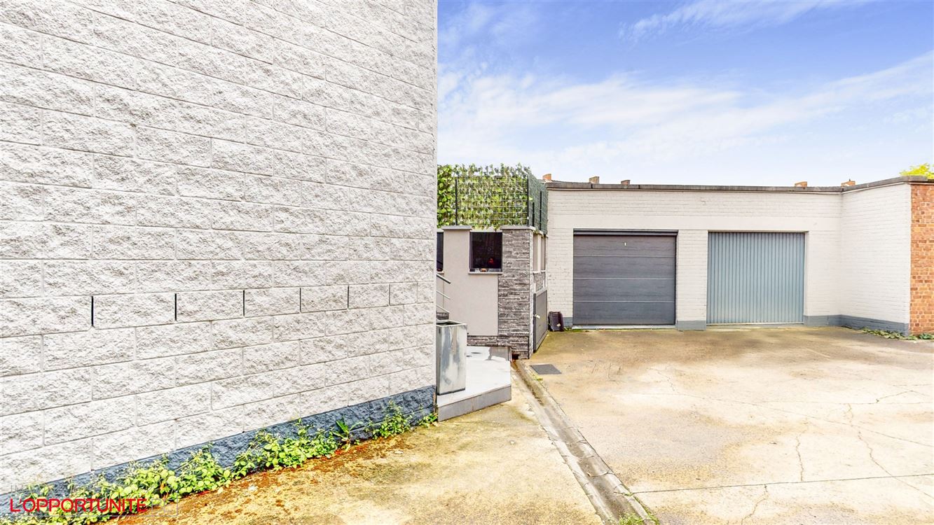 Luxueux appartement entièrement rénové avec gout, 3 chambres, 18 panneaux, électricité conforme 2047, terrasse et garage.